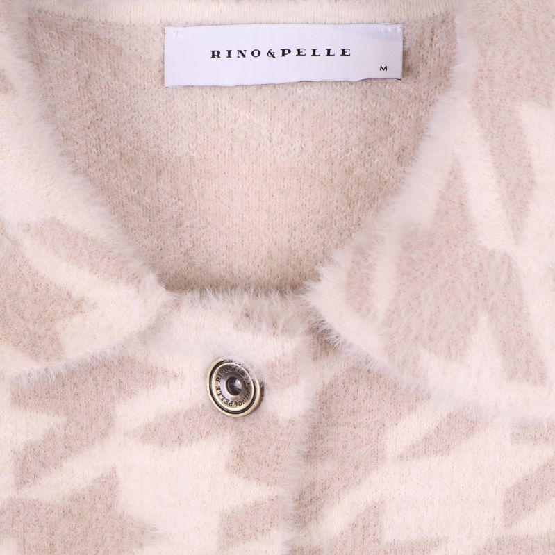 Närbild på krage och knapp med varumärkesetikett Rino & Pelle