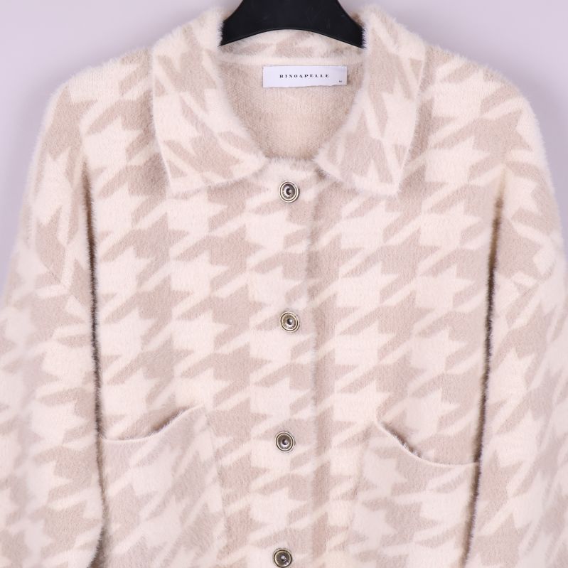 Framsida av jacka med stora fickor och knappar