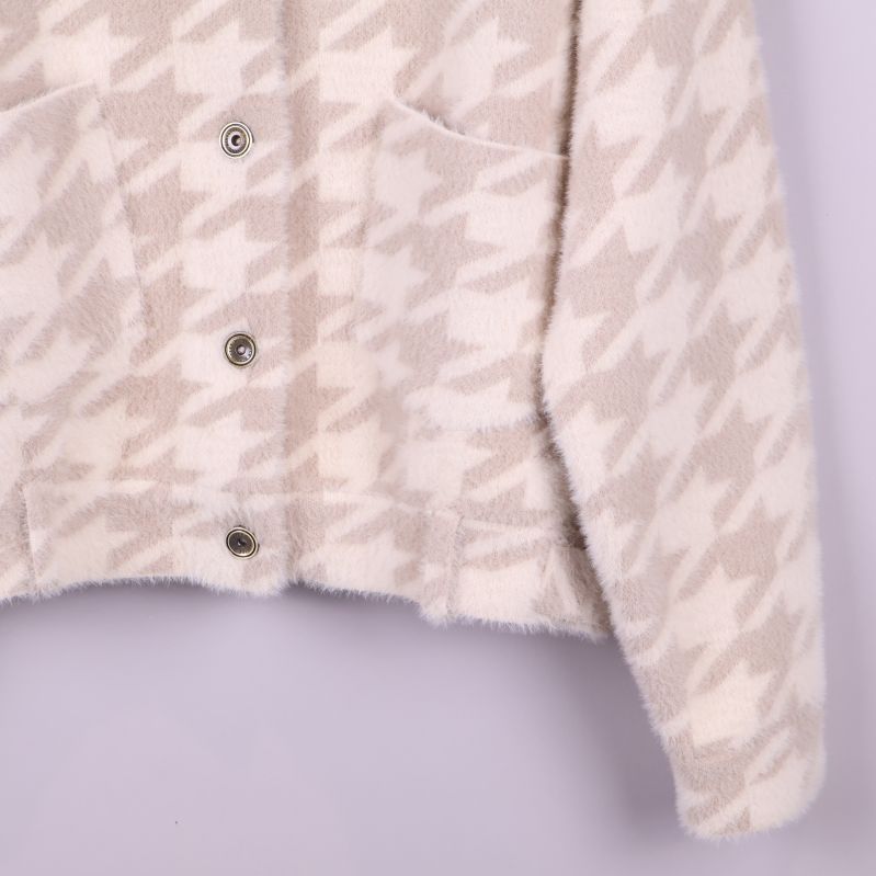 Nedre del av jackan med ficka och knappdetalj