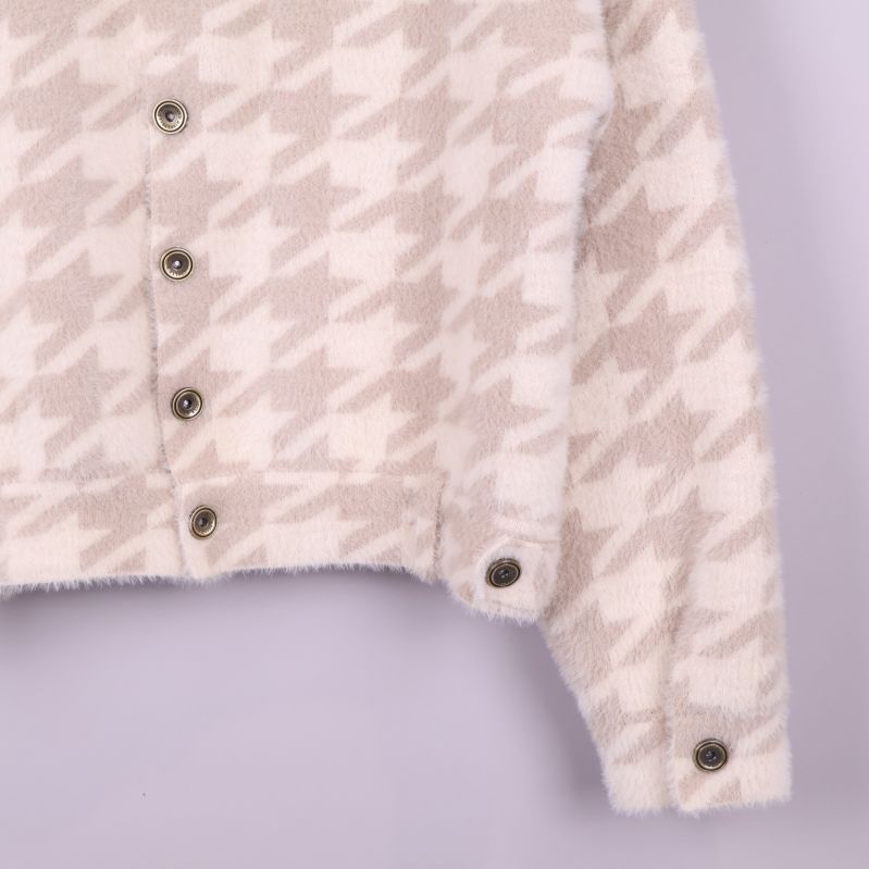 Ärmslut och nederkant av jacka med knappar