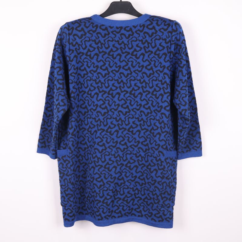 Baksidan av blå kofta med svart grafiskt mönster