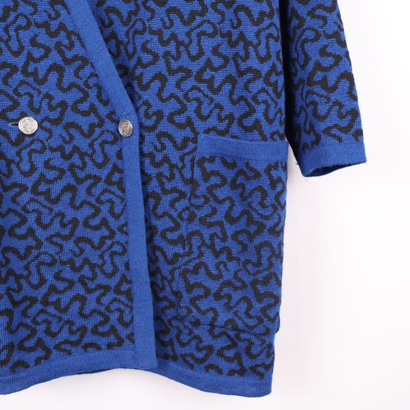 Höger nedre del av kofta med ficka i fokus