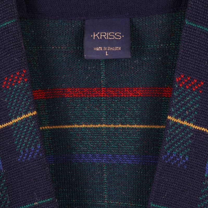Närbild på etikett med Kriss logotyp i nacken