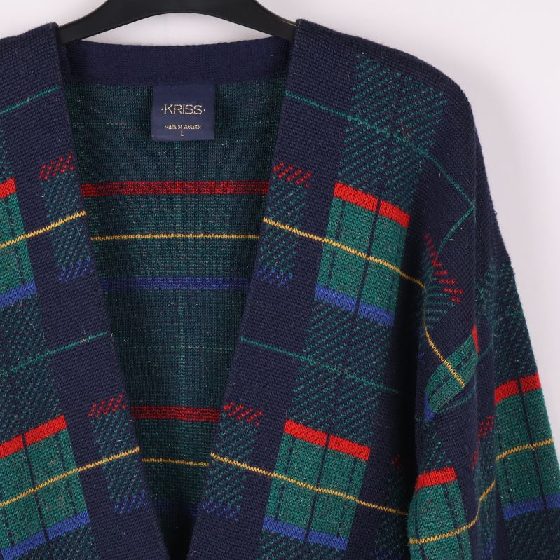 Detaljbild på koftans struktur och färger kring halsringningen