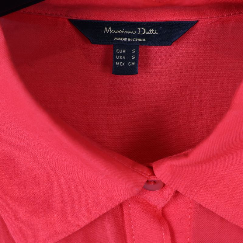 Närbild på etikett som visar Massimo Dutti och storleksinfo