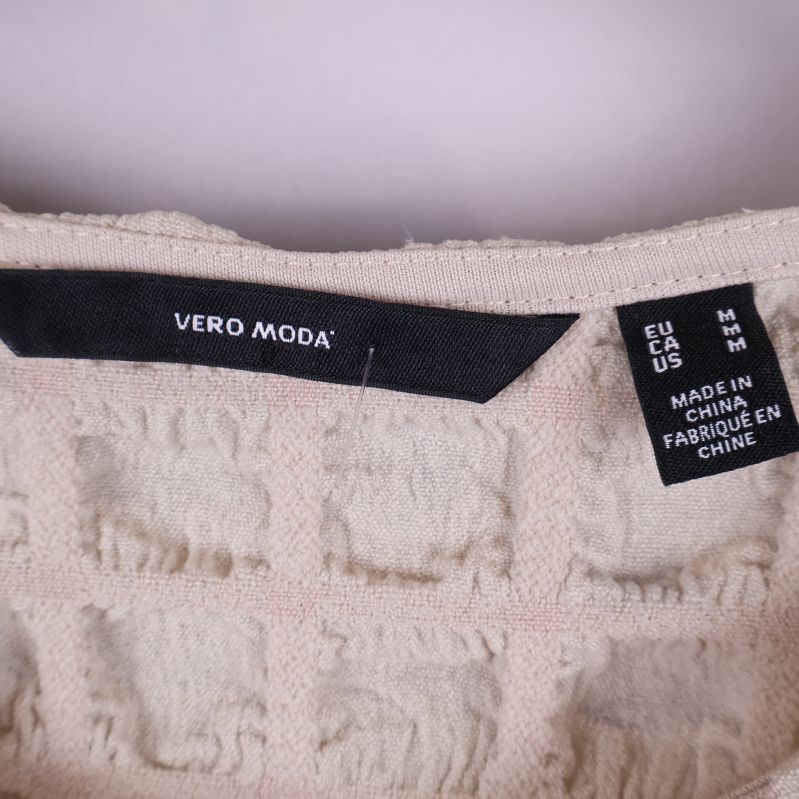 Vero Moda etikett och storleksmärkning i nacken