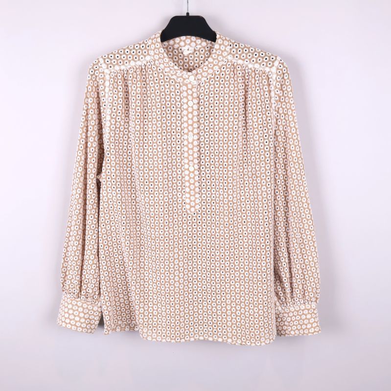 Beige blus med vitt blommigt hålmönster 