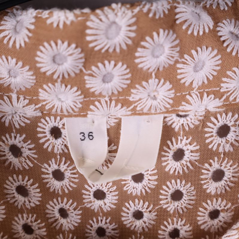Storleksetikett med storlek 36 i blommig blus