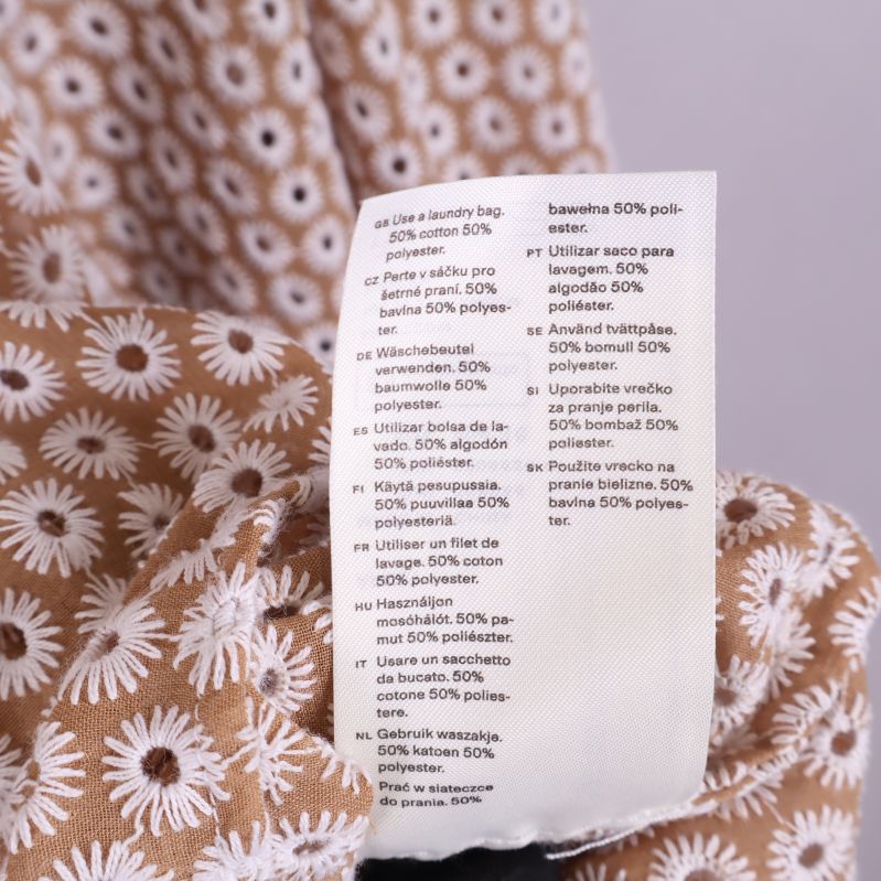 Materiallapp visar 50% bomull och 50% polyester
