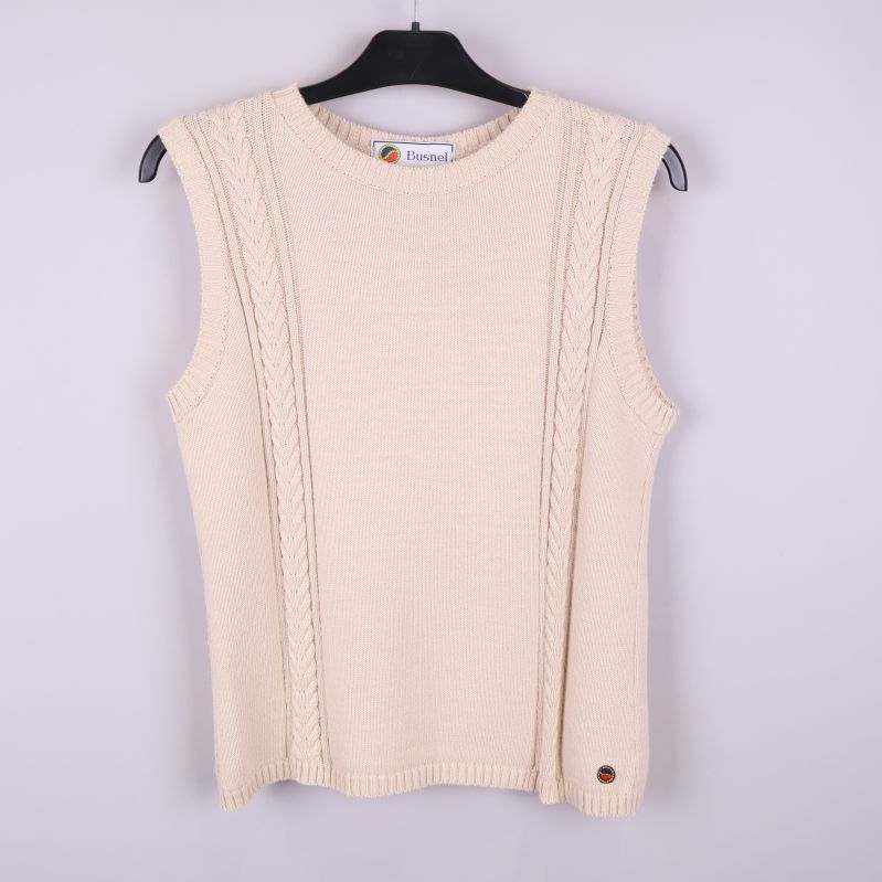Framsida av beige stickad väst med kabelstickad detalj