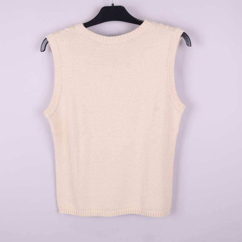 Baksida av beige stickad väst i enkel design