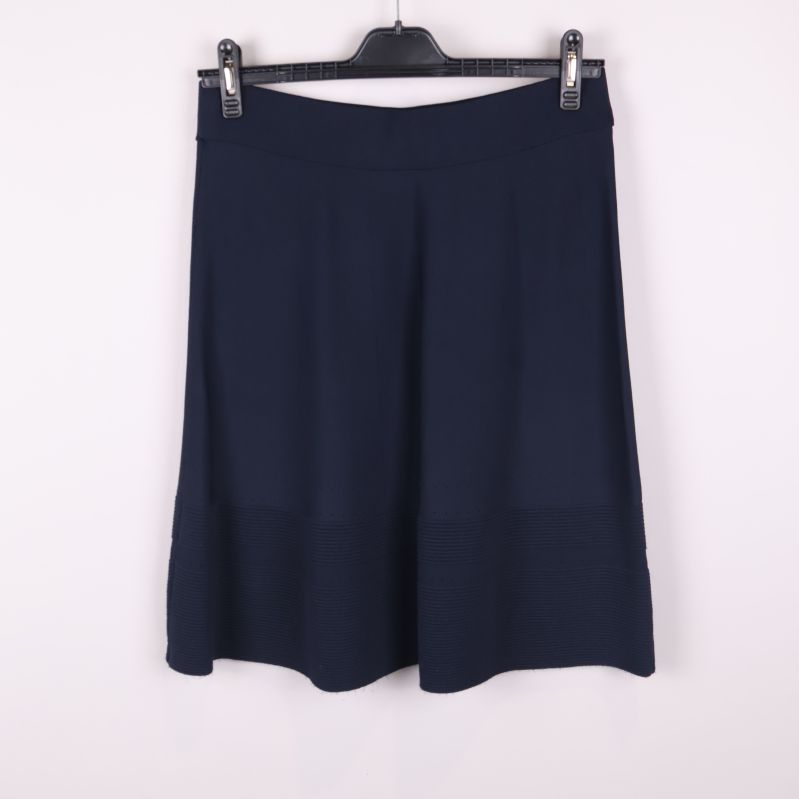 Baksida av mörkblå kjol 