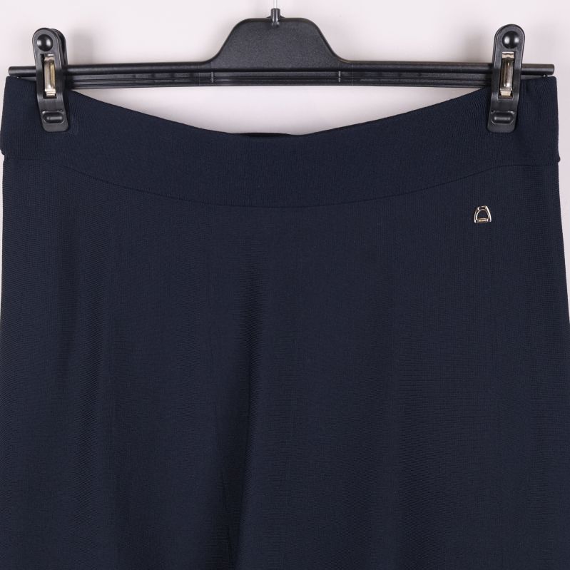 Närbild av midjan och logodetaljen på kjolen