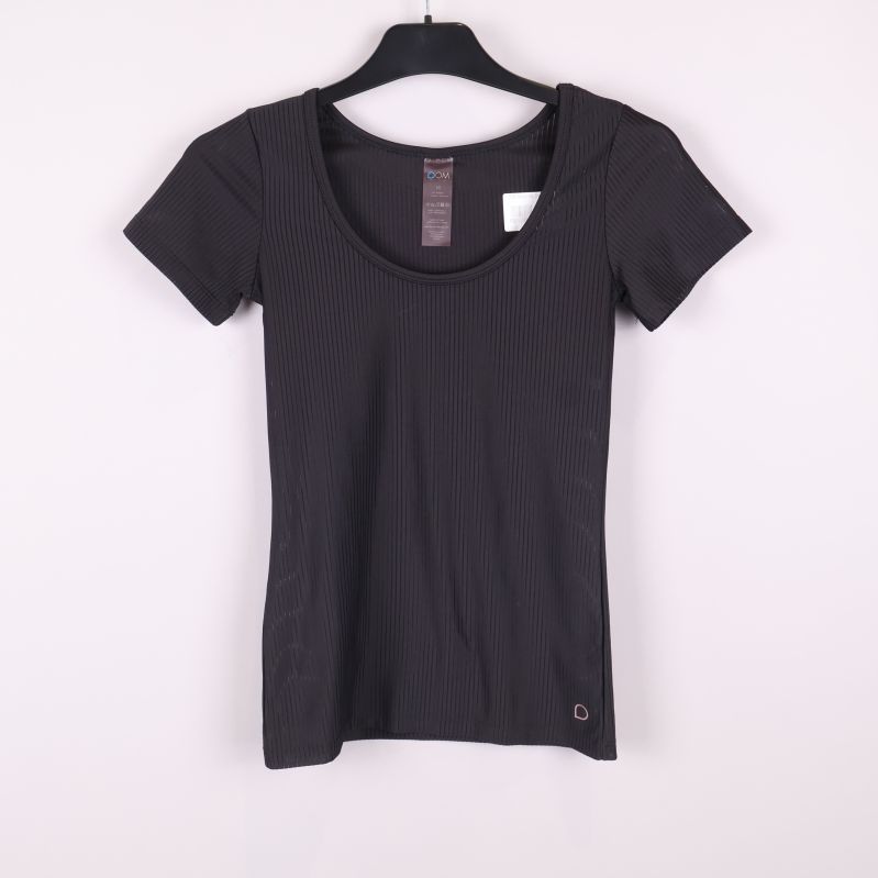 Svart ribbad sporttopp på galge framifrån