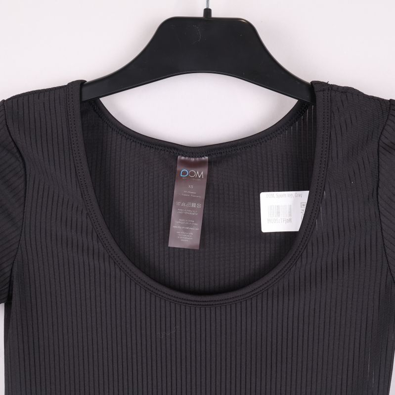 Närbild sporttoppens halsringning och etikett