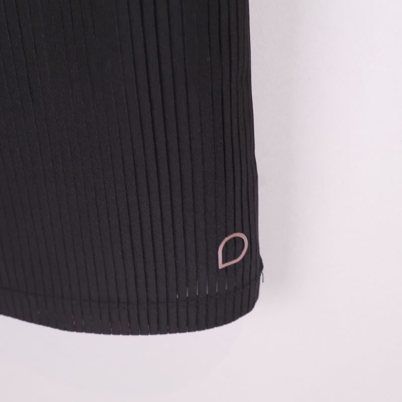 Närbild på broderad logga vid fåll sporttopp