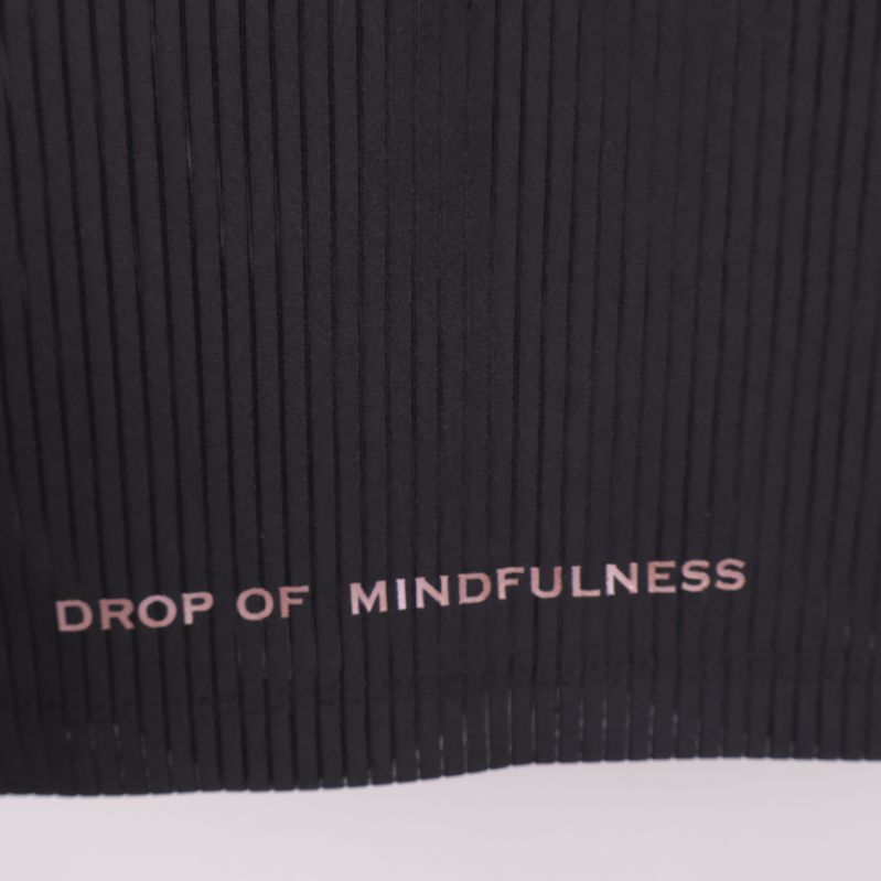 TEXT Drop of Mindfulness på ryggen nertill