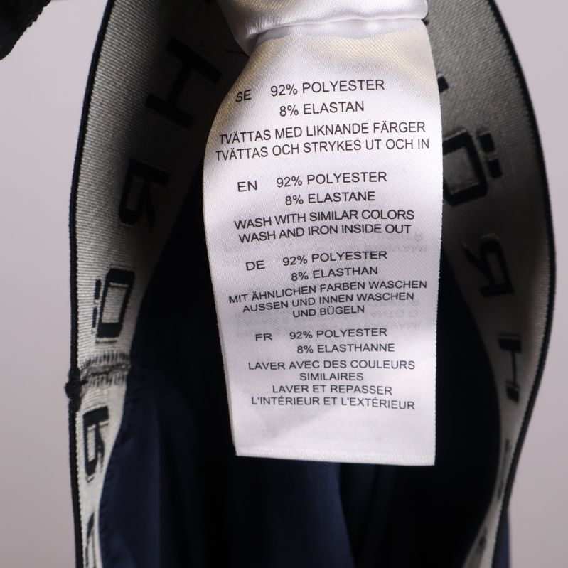 Materialetikett visar 92% polyester och 8% elastan