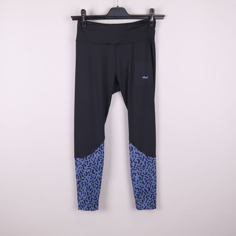 Svarta träningstights med blåmönstrade ben framifrån