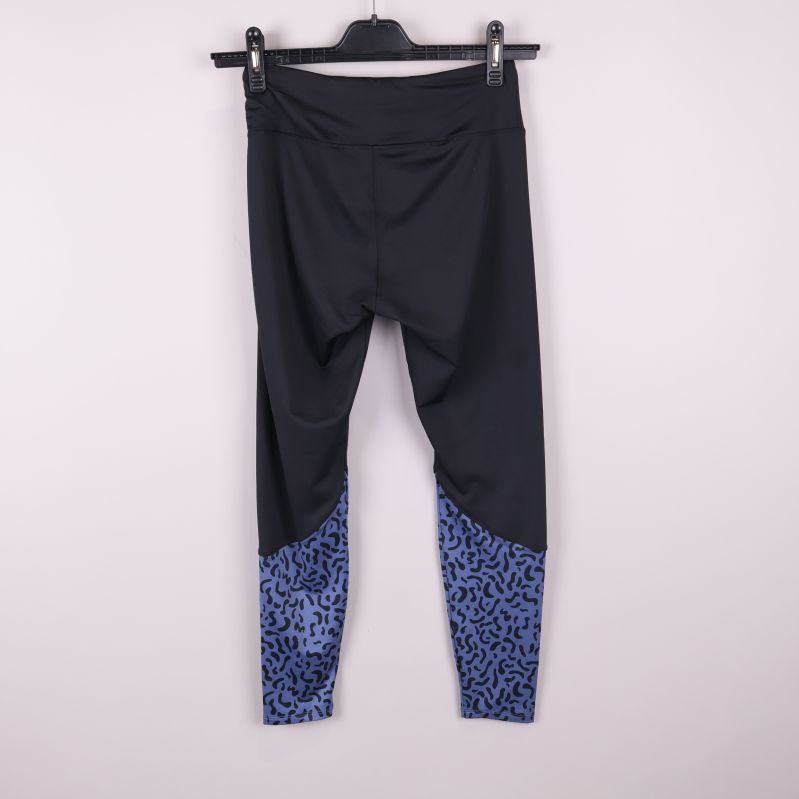Baksidan av svarta träningstights med blåmönstrade ben