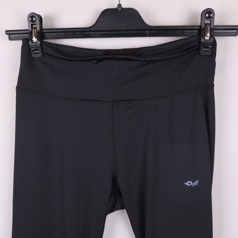 Svart midja och diskret logga på tightsen