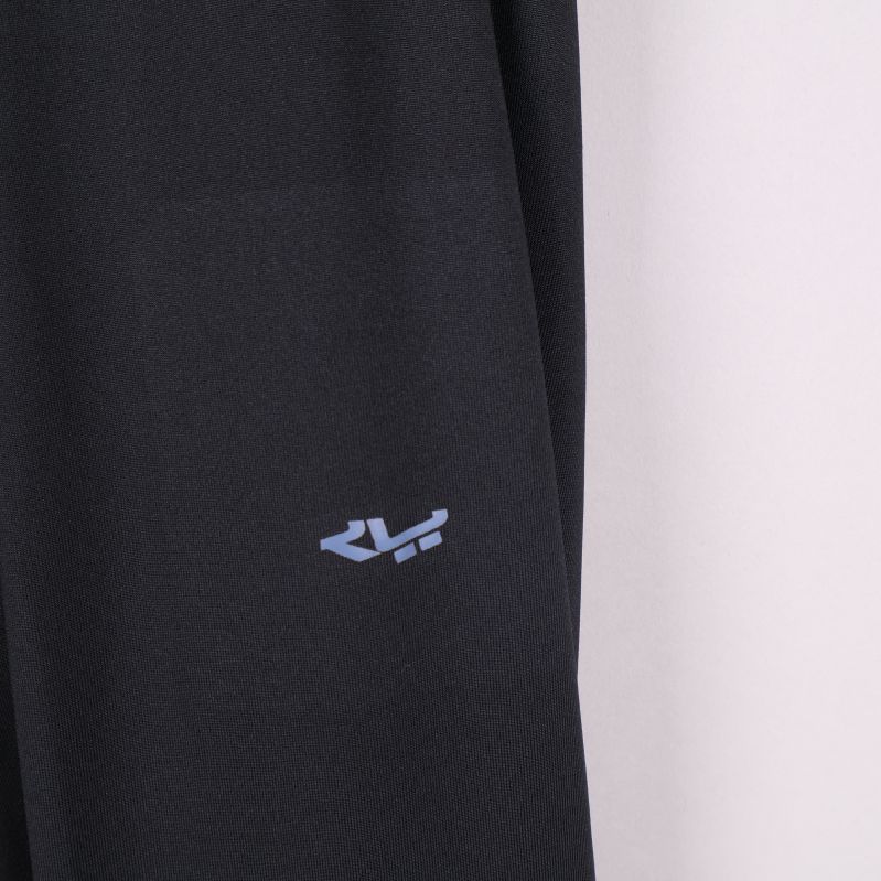 Närbild på logotyp framtill på tightsen