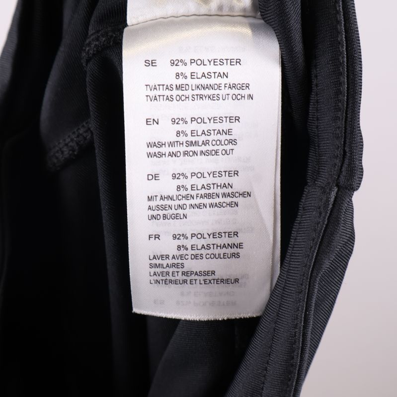 Materiallapp visar 92% polyester och 8% elastan