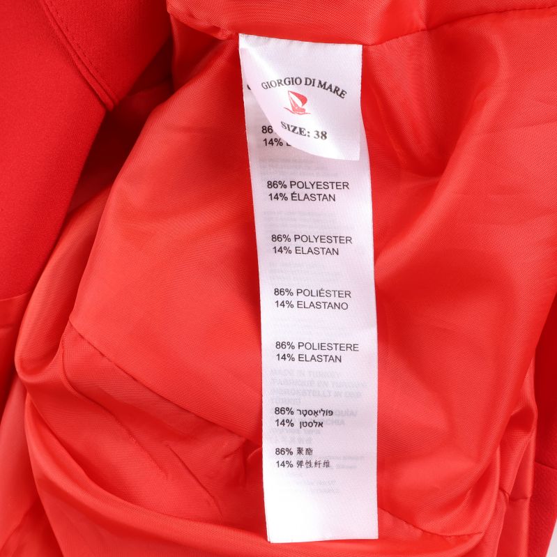 Materiallapp visar 86% polyester 14% elastan