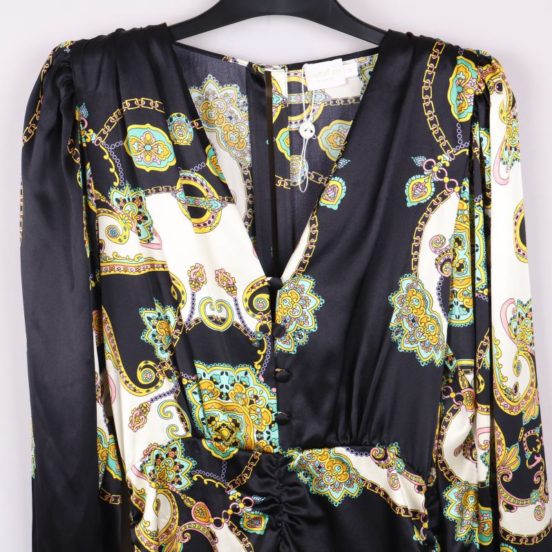 Överdel av klänning med tydligt paisleymönster och knappar framtill