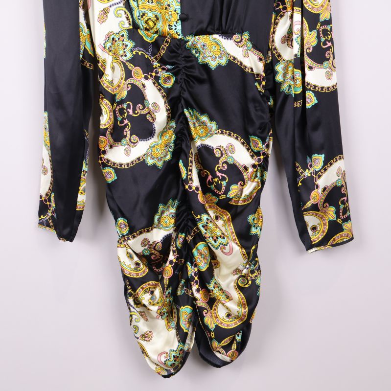 Nederdel av klänningen med drapering och paisleymönster