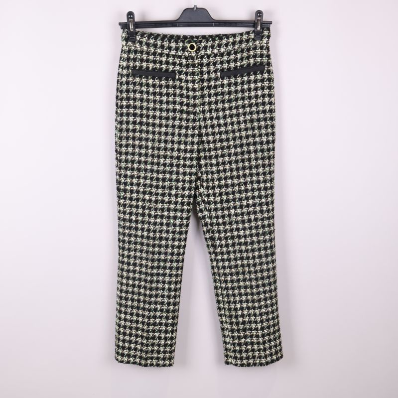 Byxa med hundtandsmönster upphängd framifrån