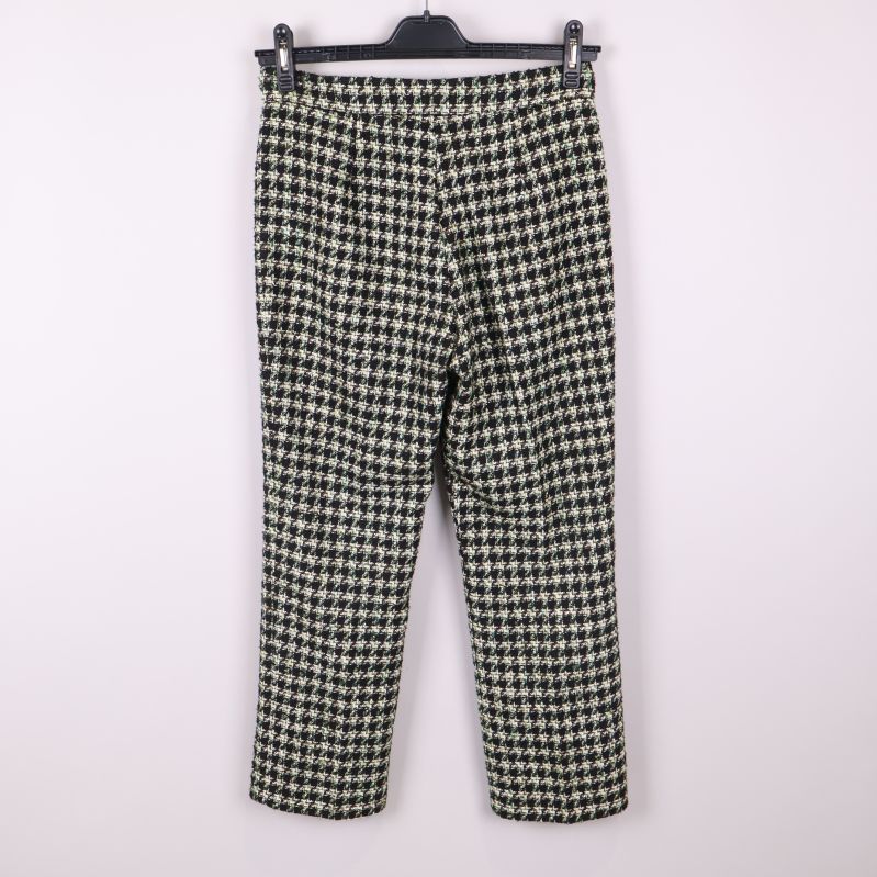 Byxa med hundtandsmönster upphängd bakifrån