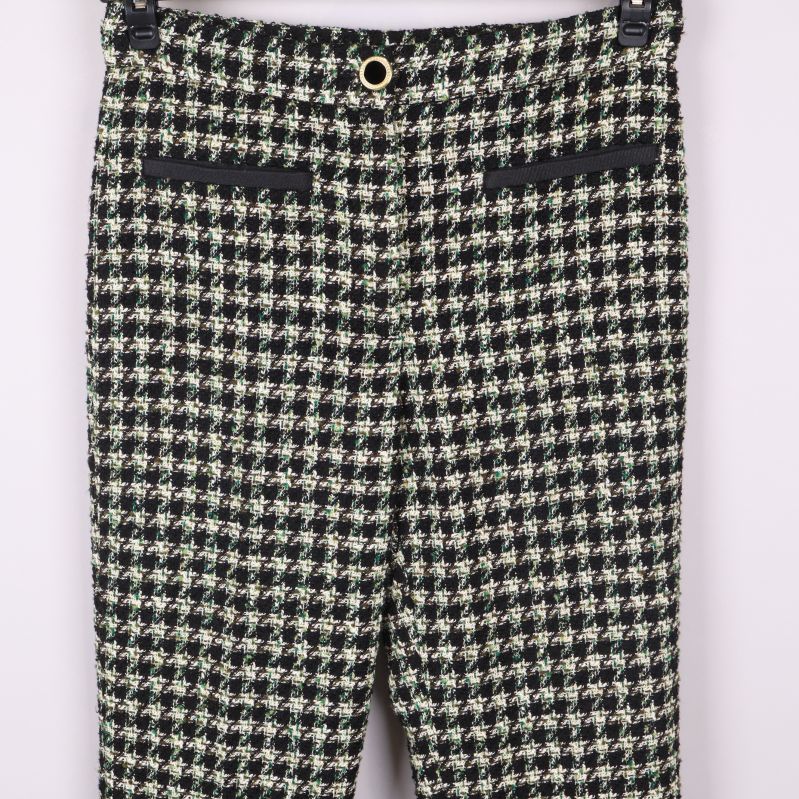 Övre delen av byxa med svarta fickor och guldknapp