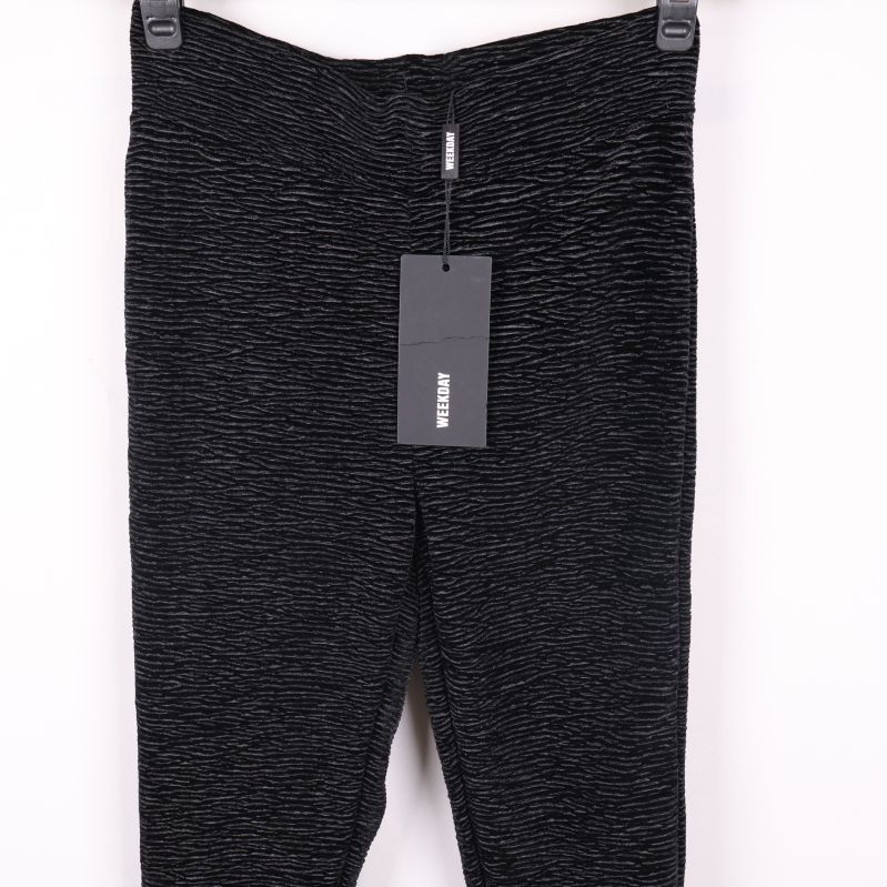 Detaljbild av midjan på strukturerade svarta tights