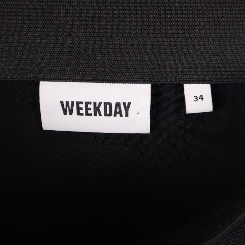 Weekday-logotyp och storlekslapp med storlek 34