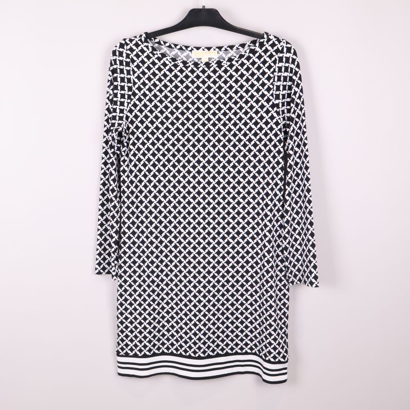 Svartvit grafiskt mönstrad klänning framifrån