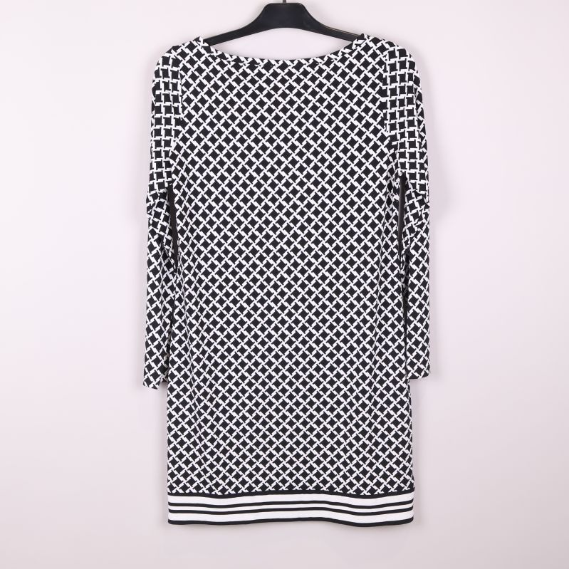 Svartvit grafiskt mönstrad klänning bakifrån 