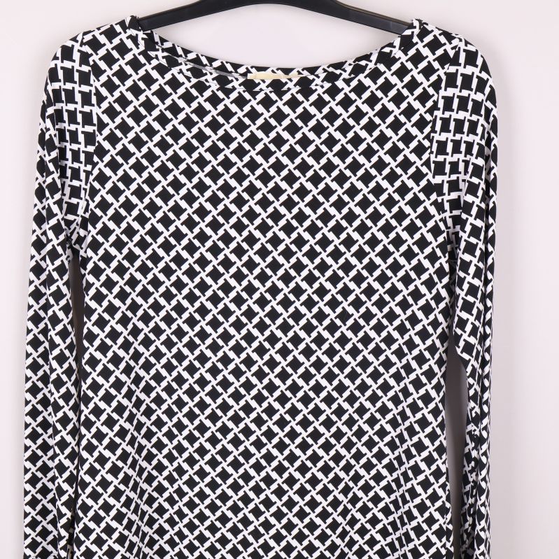 Närbild på klänningens övre del och mönster