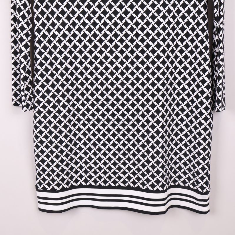 Närbild på nederkant med ränder på klänningen