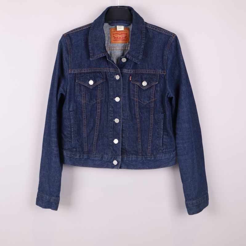 Jeansjacka i mörkblå denim framifrån med knappar