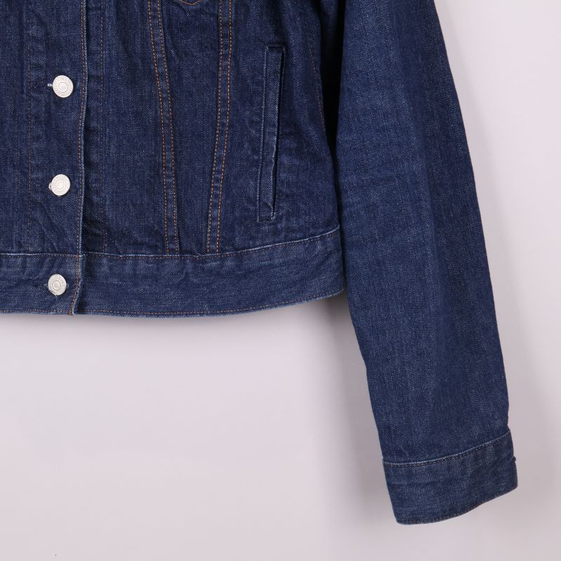 Detaljbild på vänster ärm av jeansjackan