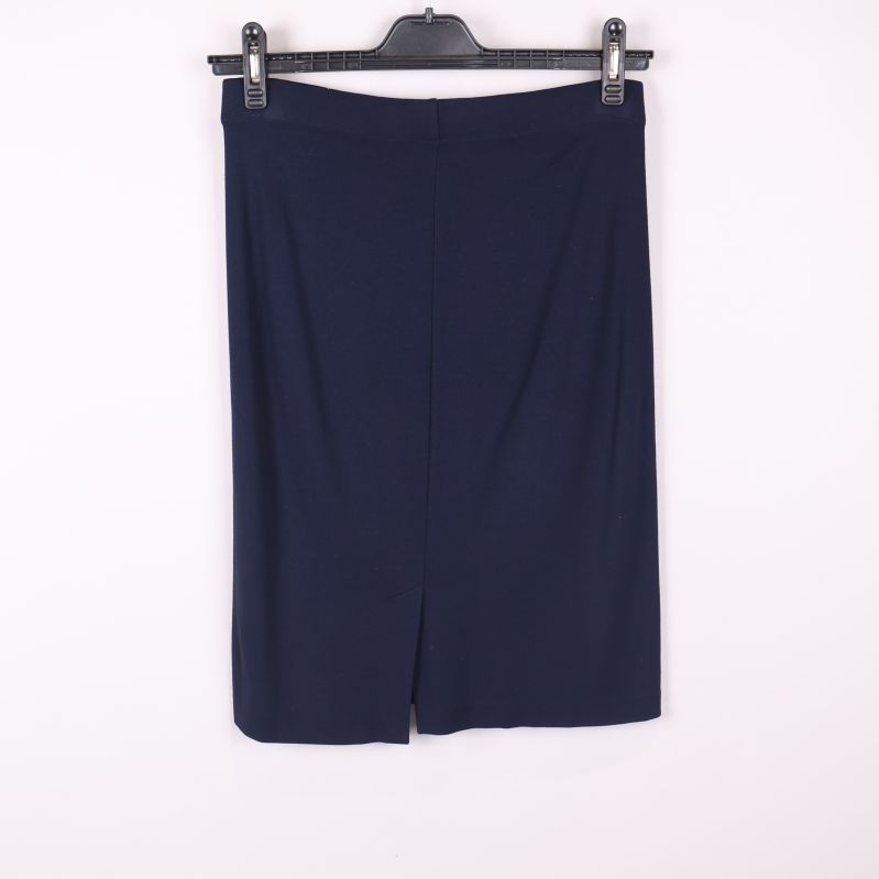 Marinblå pennkjol sedd bakifrån med slits nertill