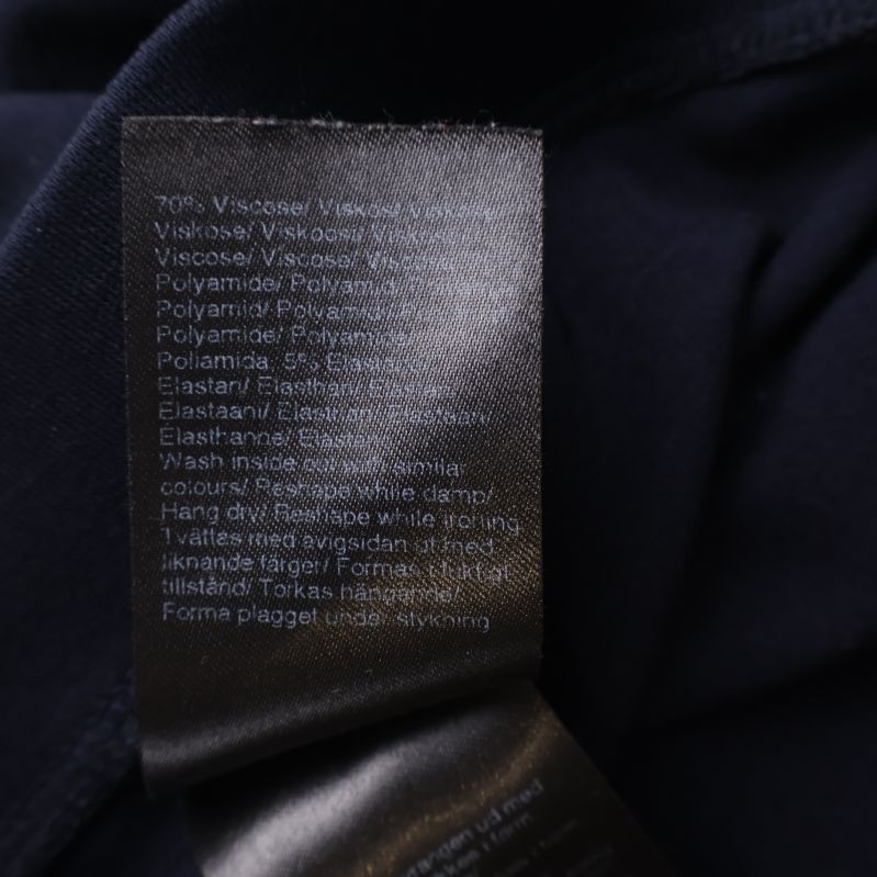 Närbild på kjolens inneretikett med detaljerad materialinformation
