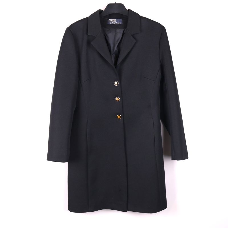 Svart kavaj framifrån med tre guldknappar och slag