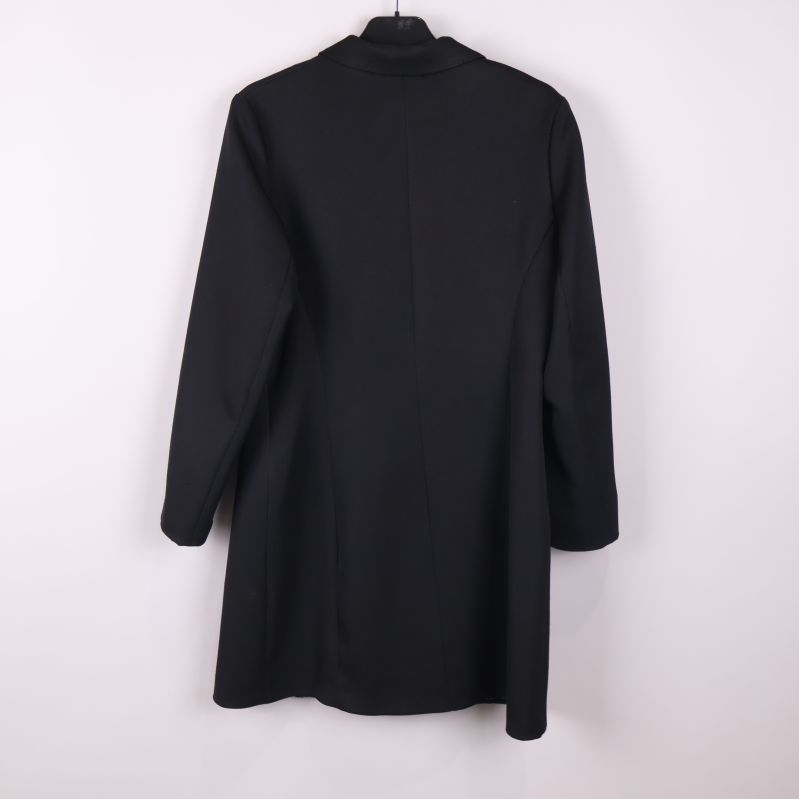 Svart kavaj sedd bakifrån med enkel rygg