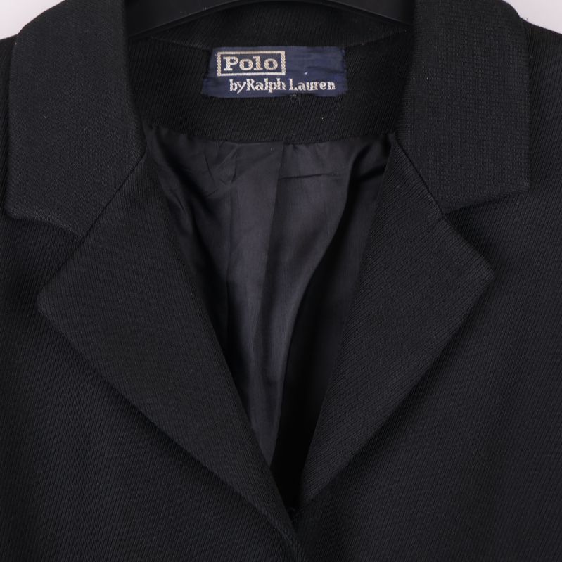 Närbild på krage och Polo by Ralph Lauren-märke