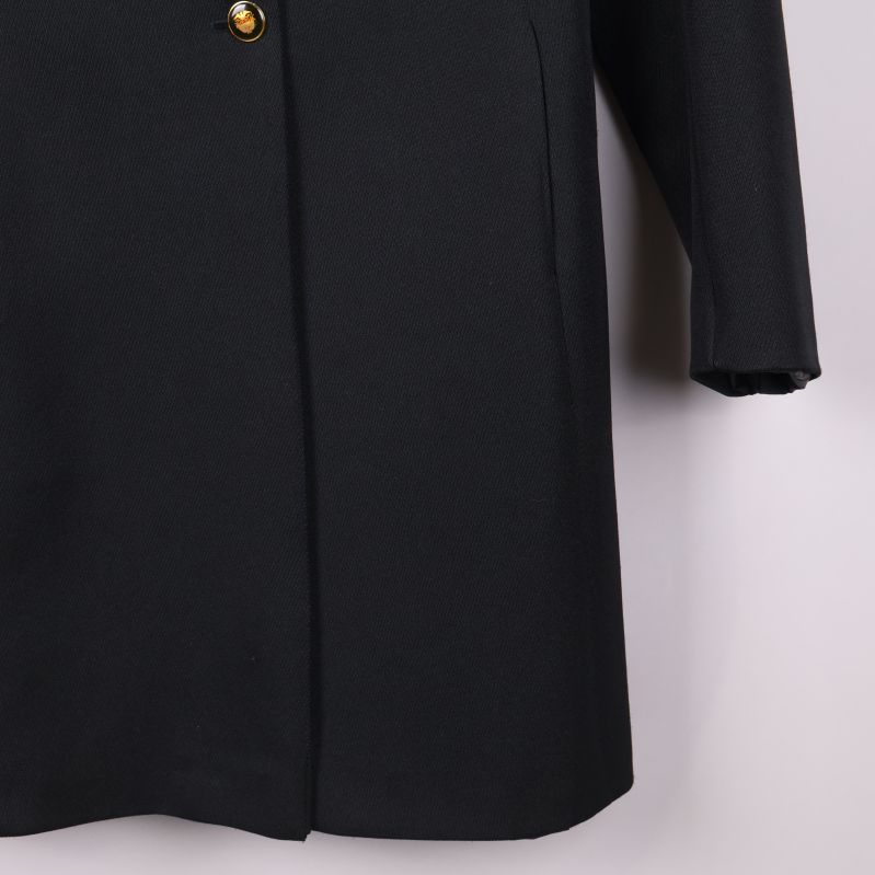 Nederkant på svart kavaj och knappdetalj