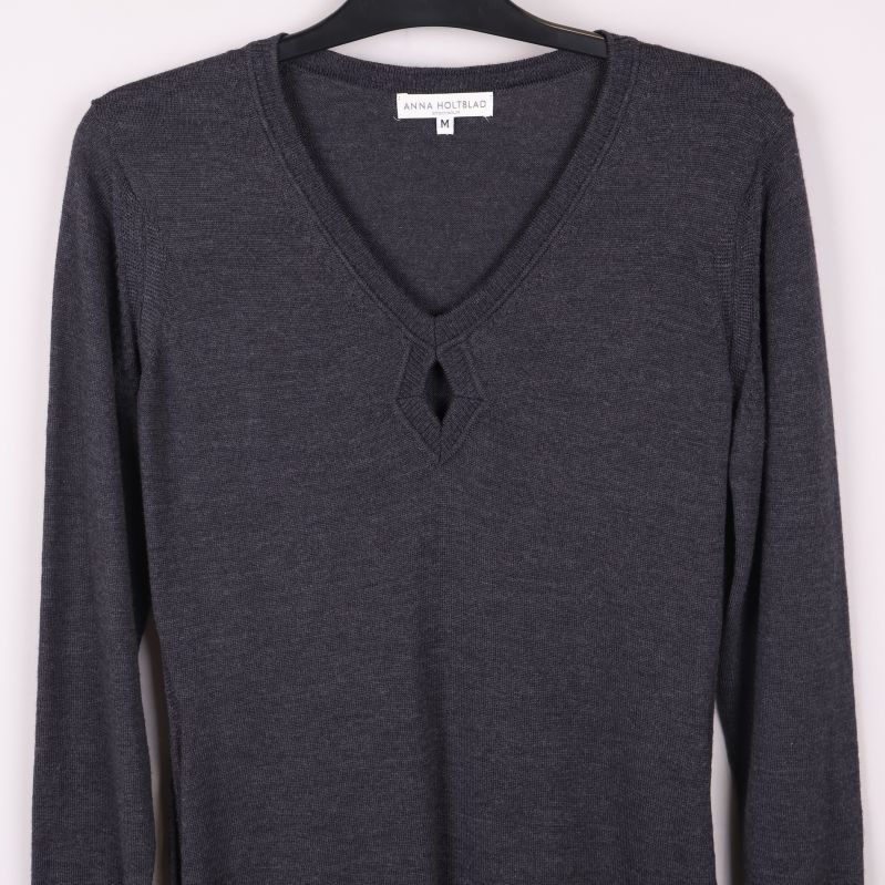 Övre delen av klänningen med tydlig V-ringning och långa ärmar