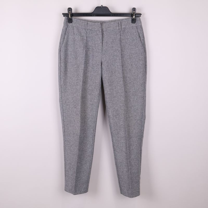 Grå kostymbyxa med struktur fotograferad framifrån