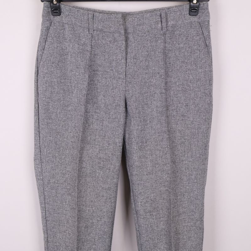 Detaljbild på fickor och linning framtill på byxan